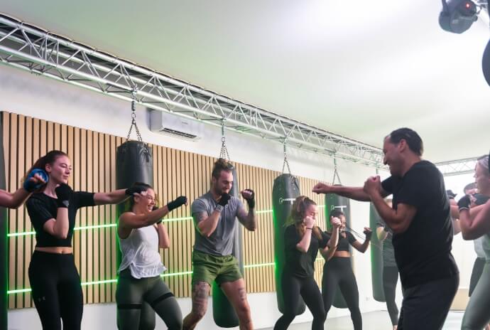 Een groep Kickboxing Society-leden in actie tijdens een intense trainingssessie.
