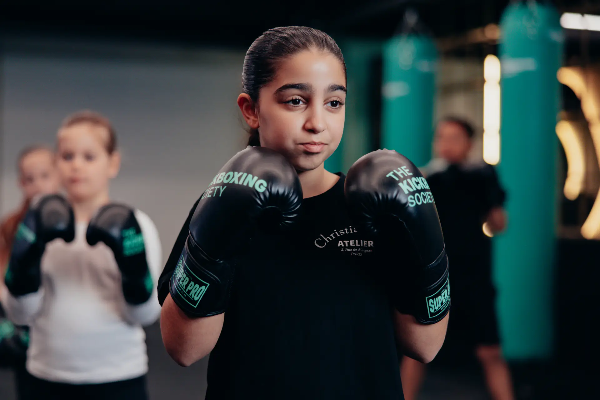 Een groep Kickboxing Society-leden in actie tijdens een intense trainingssessie.