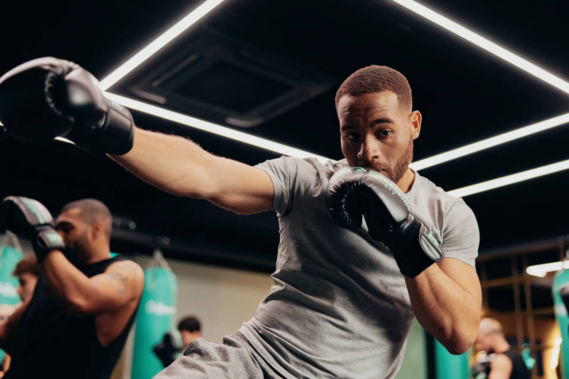 Een groep Kickboxing Society-leden in actie tijdens een intense trainingssessie.