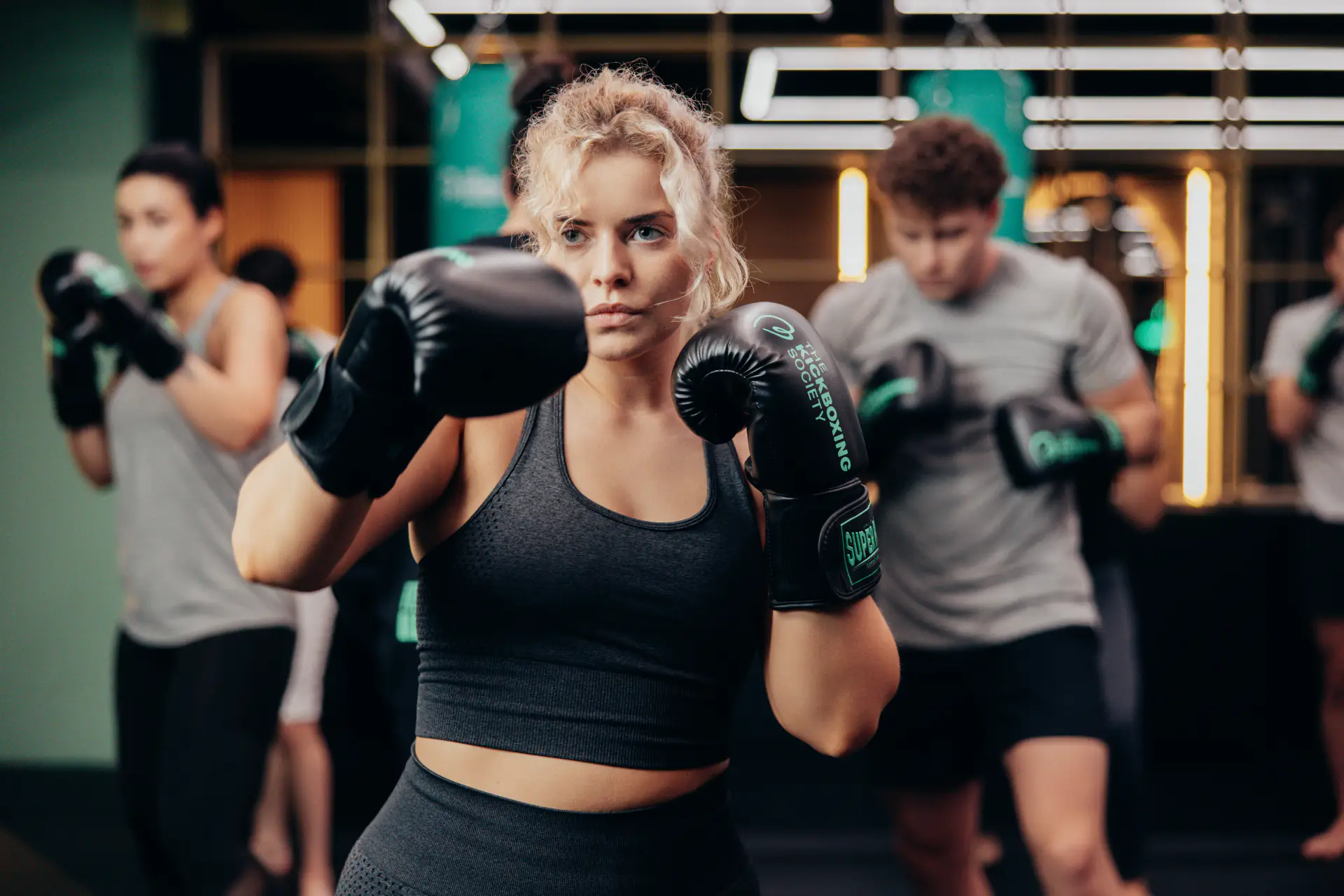 Een groep Kickboxing Society-leden in actie tijdens een intense trainingssessie.