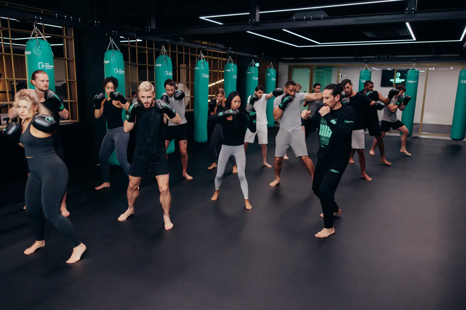 Een groep Kickboxing Society-leden in actie tijdens een intense trainingssessie.