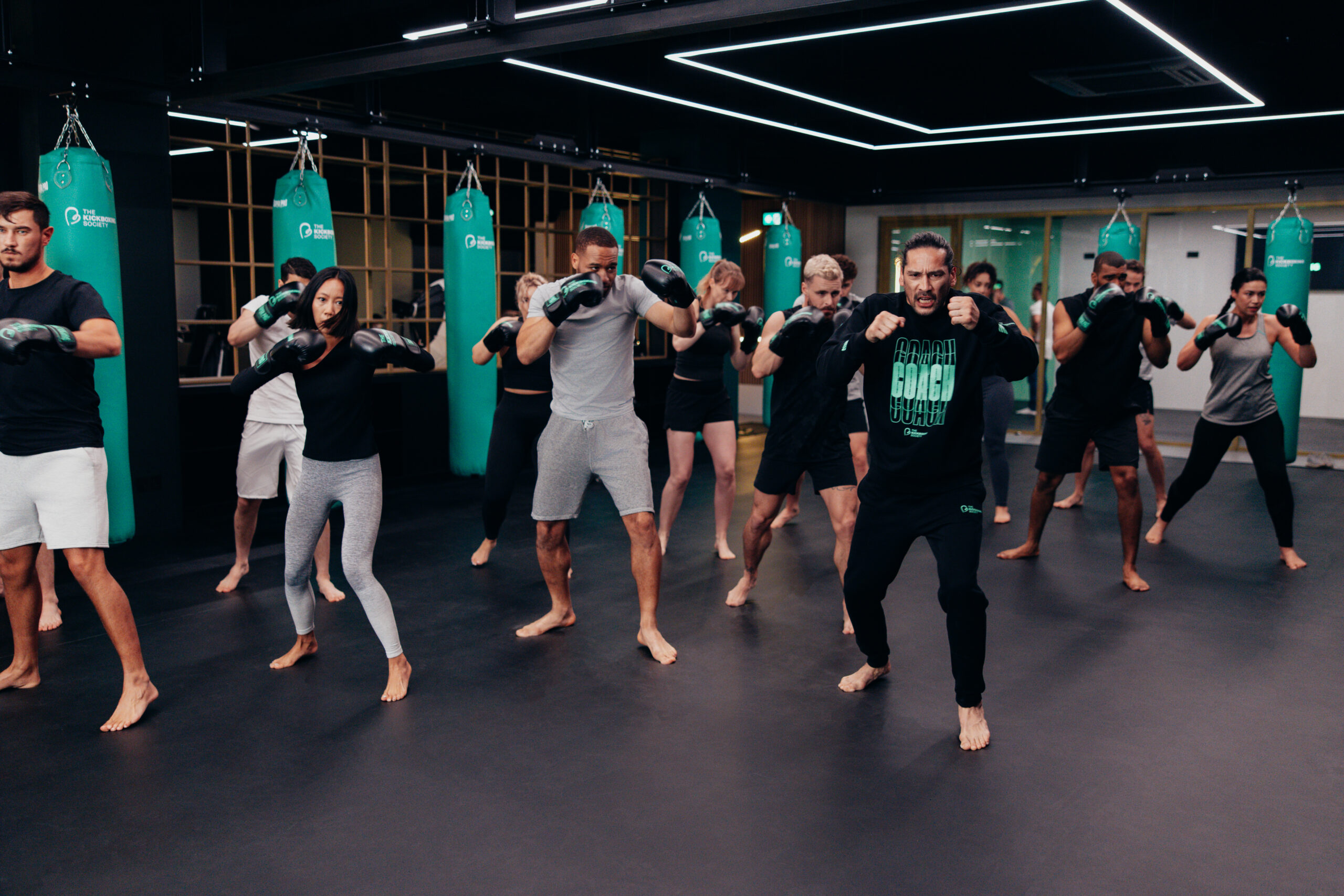 Een groep Kickboxing Society-leden in actie tijdens een intense trainingssessie.