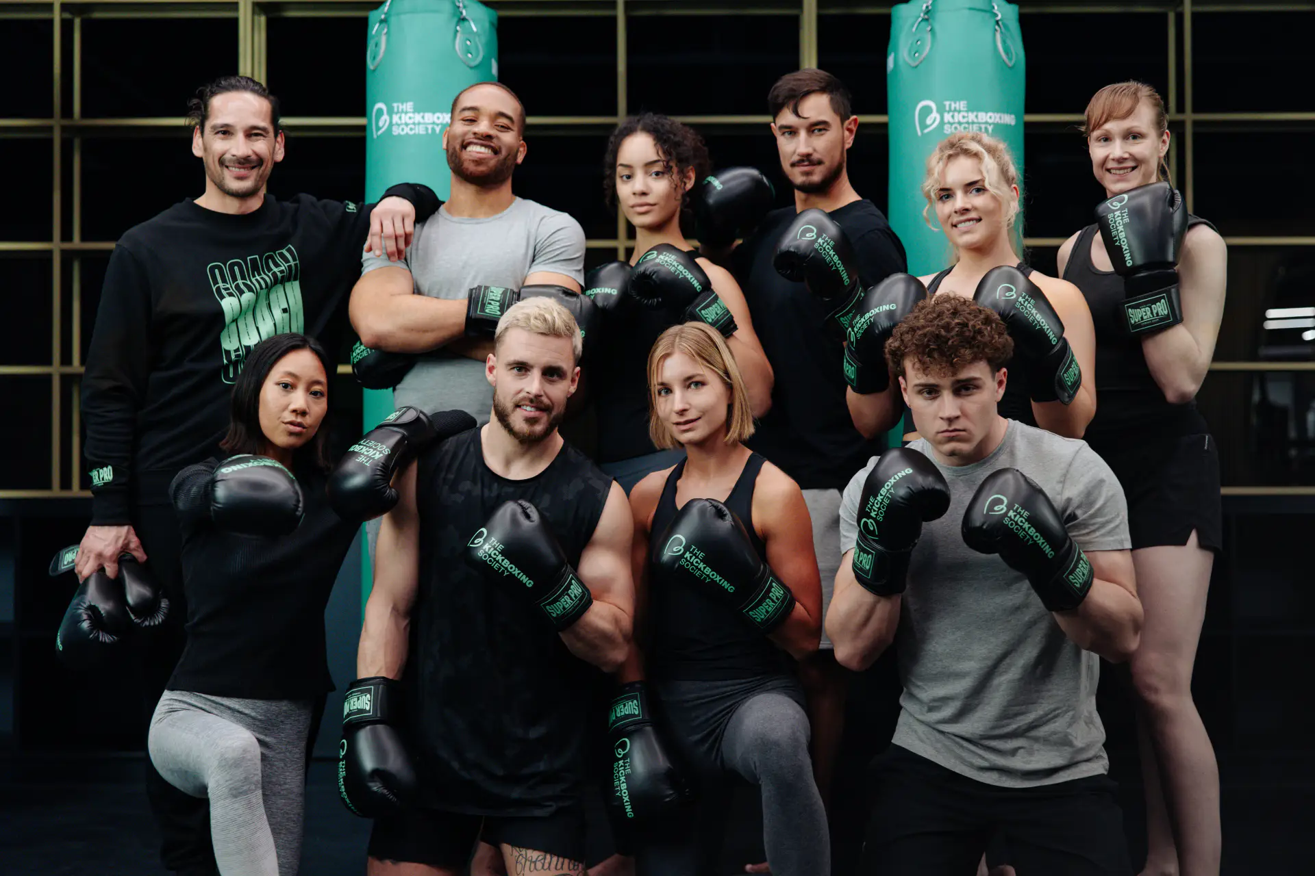 Een groep Kickboxing Society-leden in actie tijdens een intense trainingssessie.