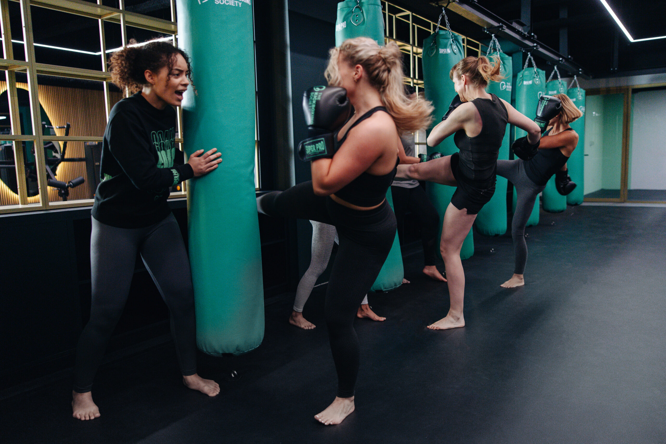 Een groep Kickboxing Society-leden in actie tijdens een intense trainingssessie.
